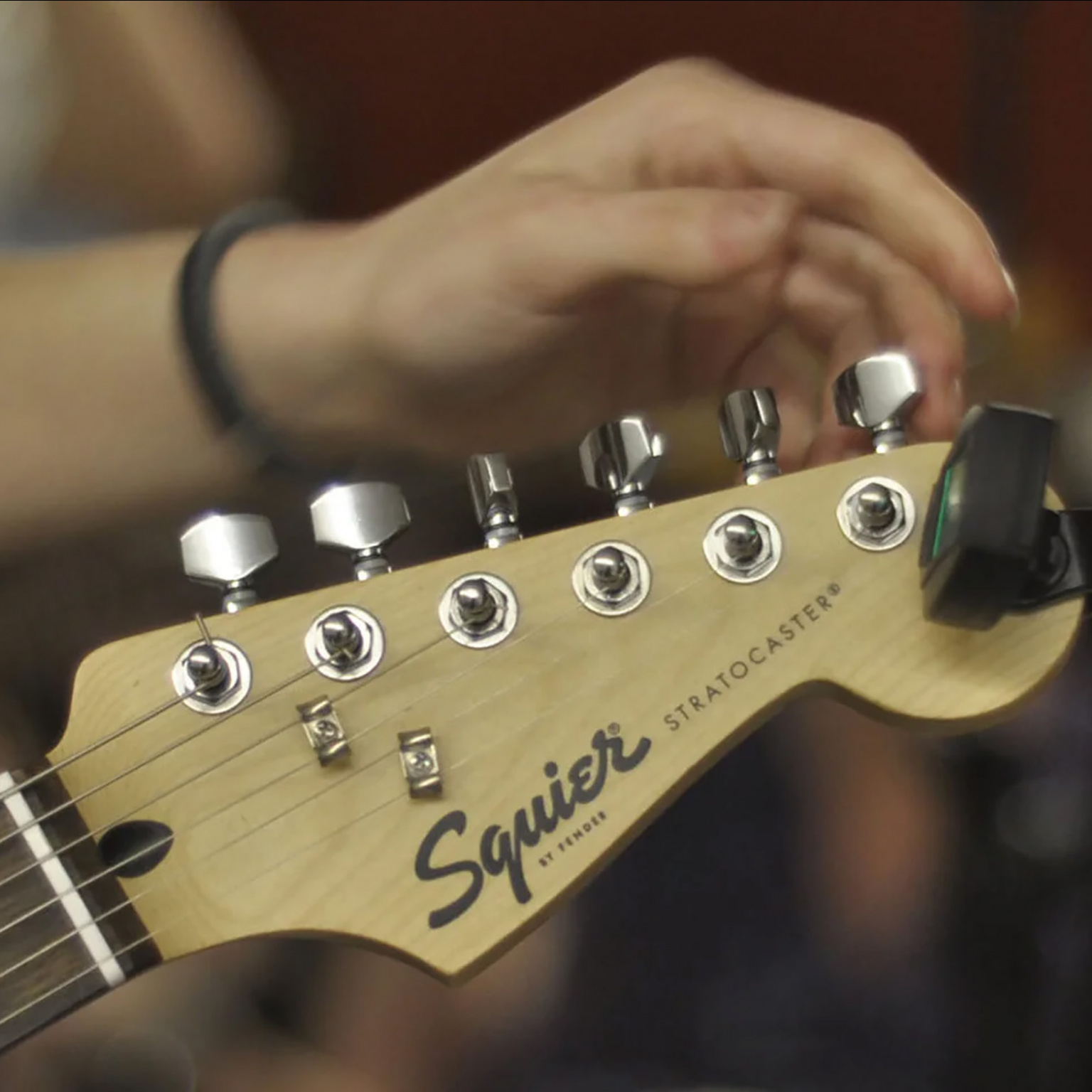 Les ateliers du Nouveau festival 2025 - gros plan sur une main qui accorde une guitare