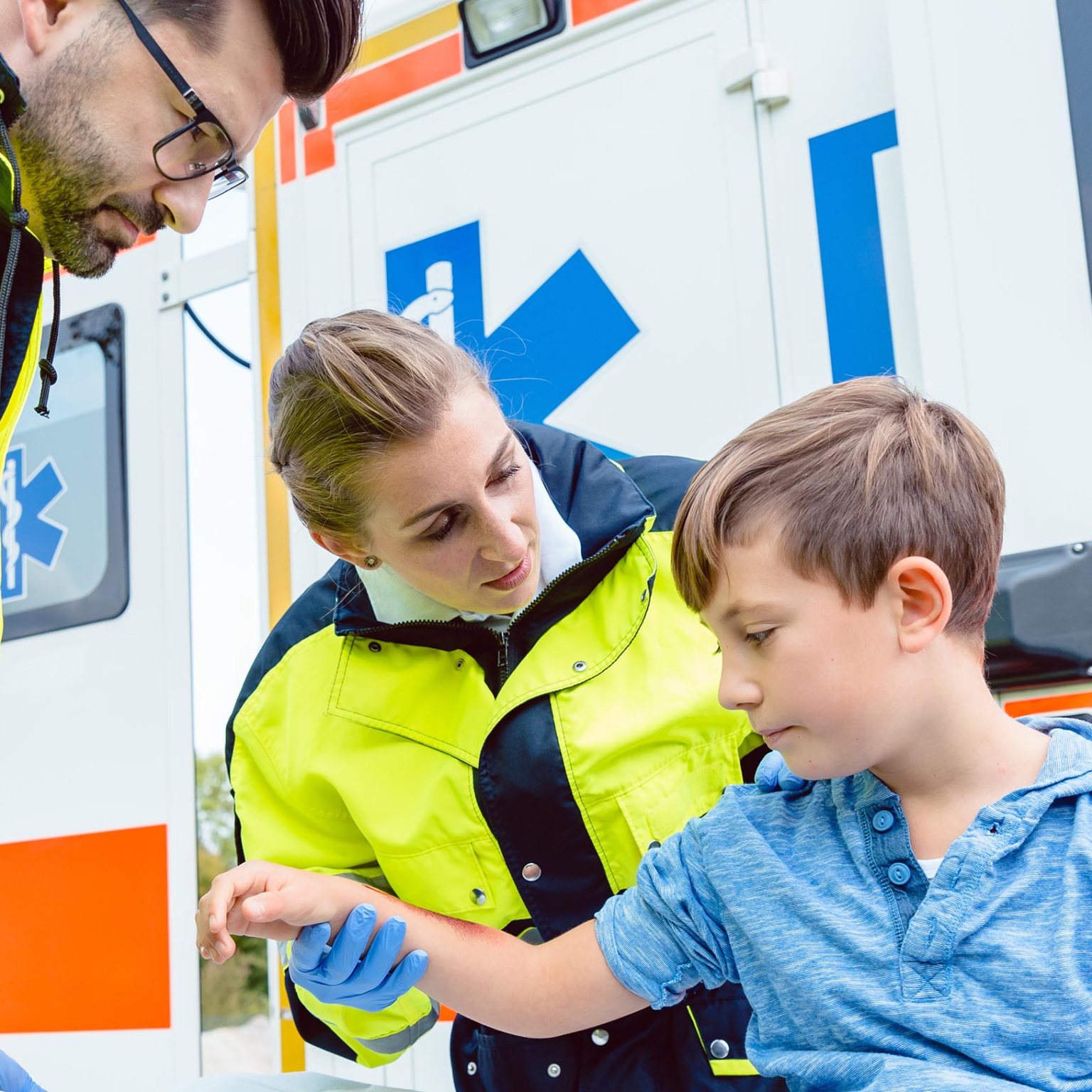Ambulanciers et garçonnet