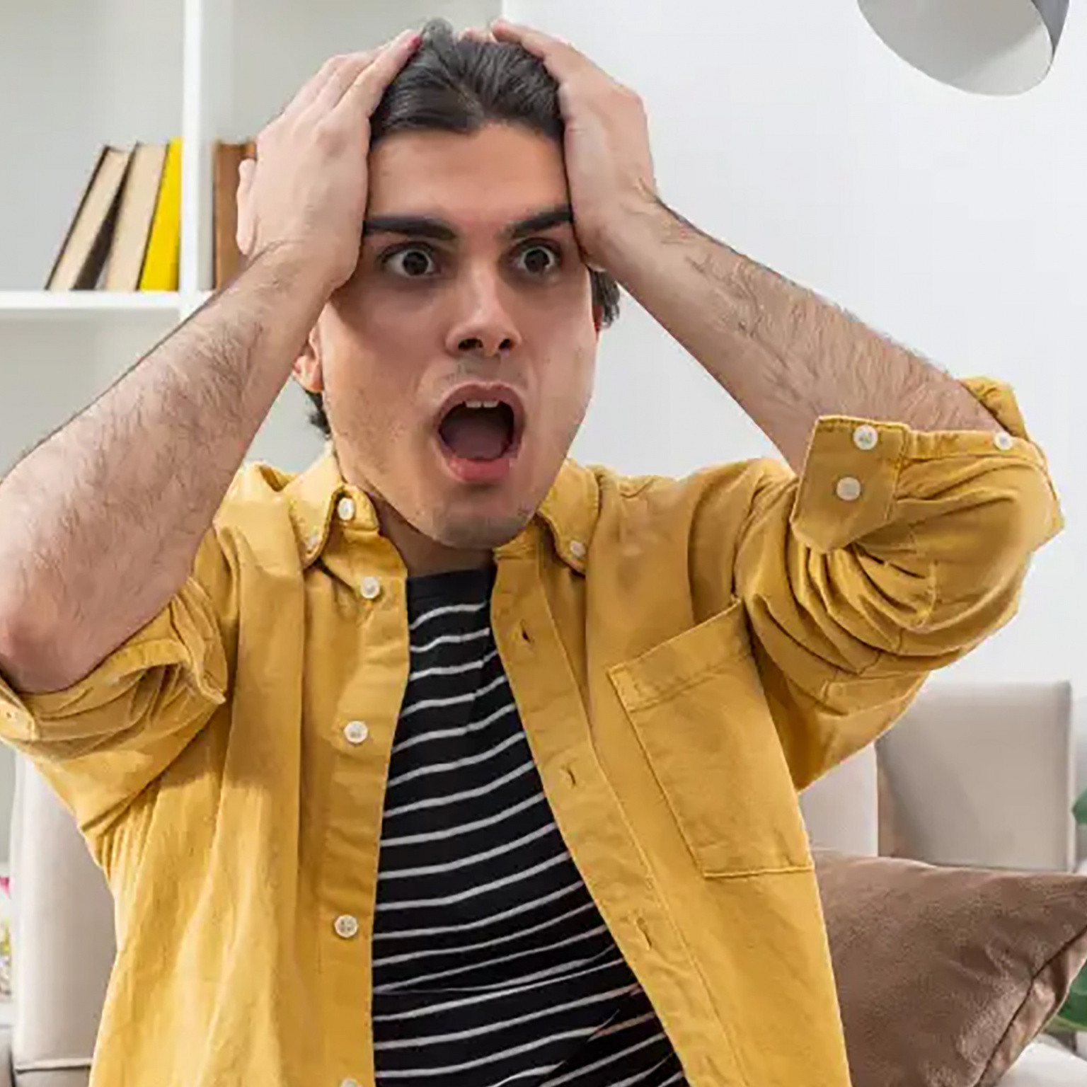 Un jeune homme se prend la tête dans les mains - Guide des emmerdes 2025 - Infos jeunes