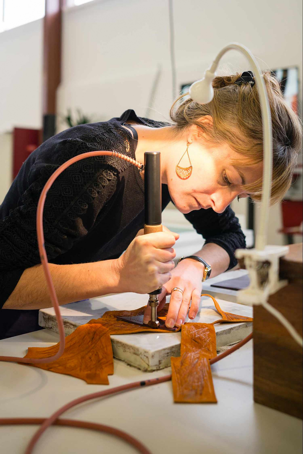 Photo d'une ouvrière du cuir