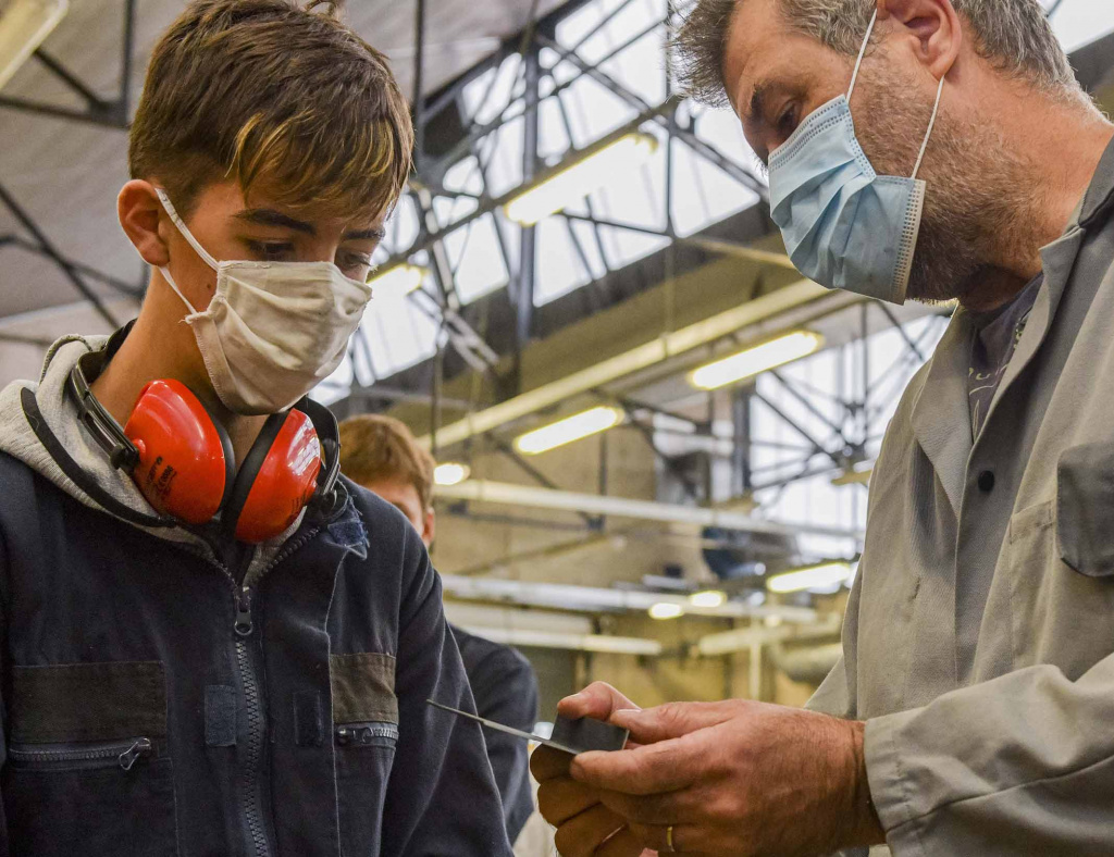 Photo d'un jeune avec son maitre d'apprentissage au lycée Pro Gelos