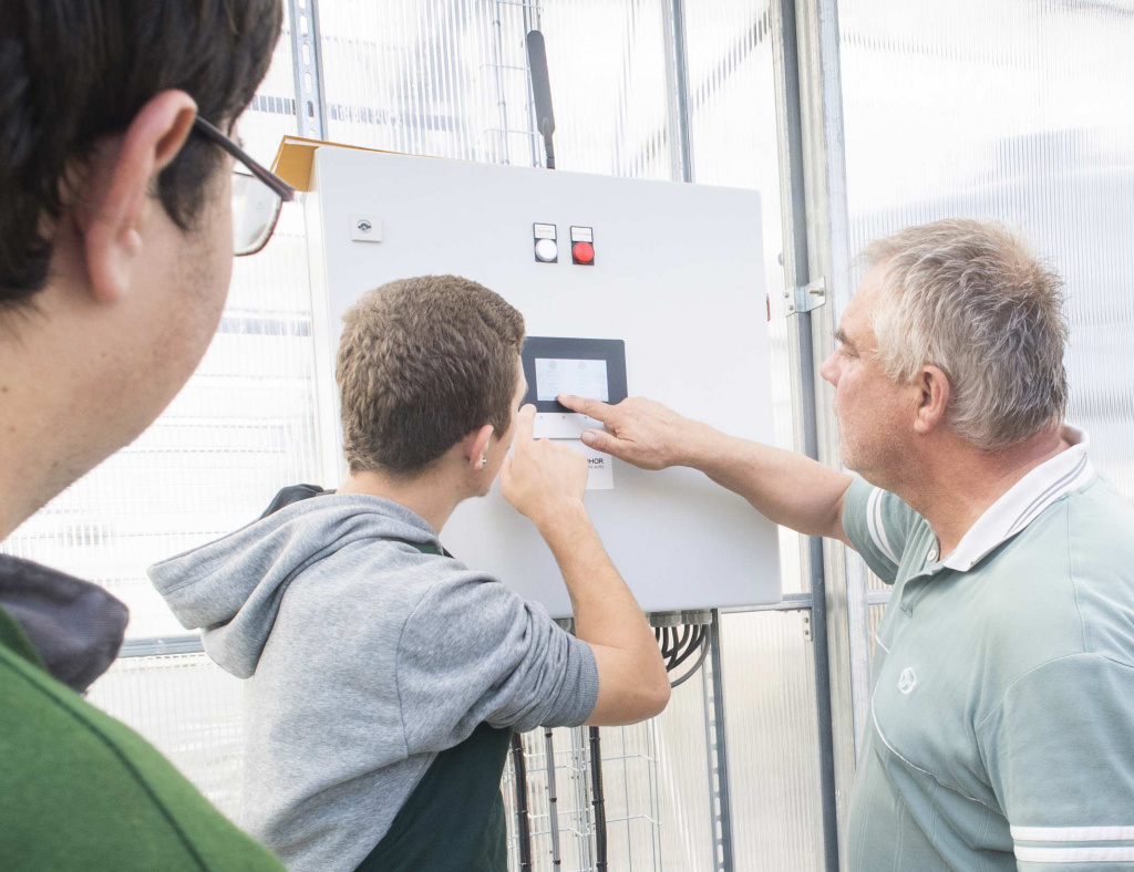 Apprentis avec leur maitre d'apprentissage dans une serre bioclimatique