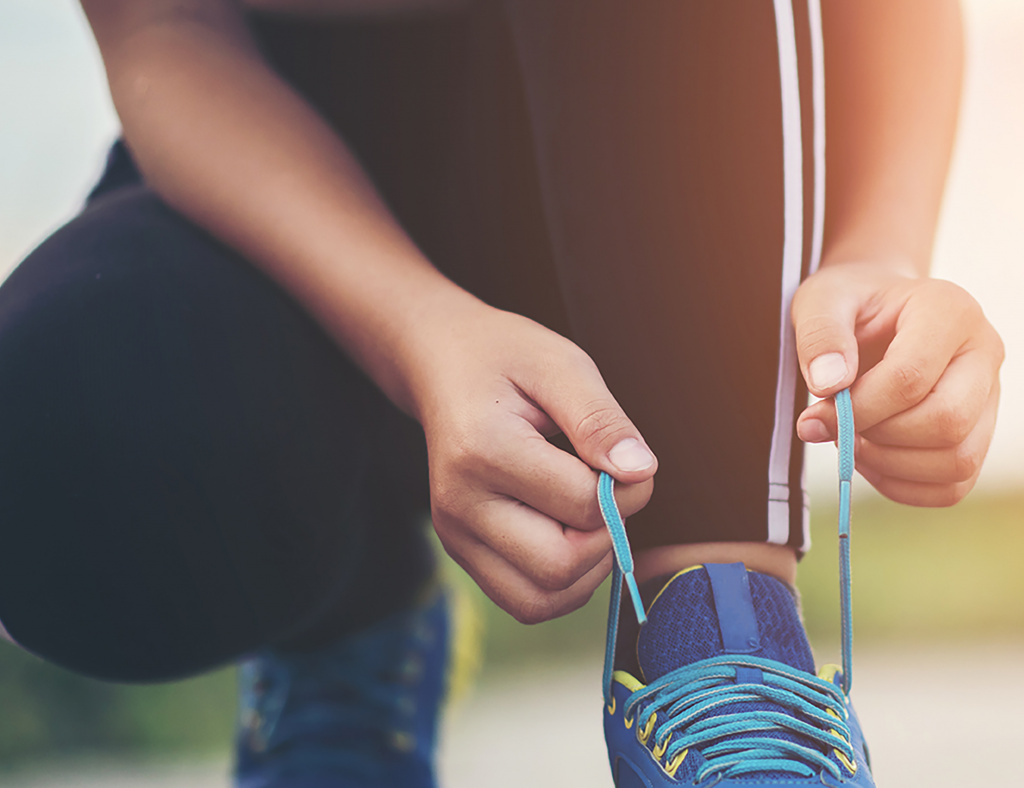 Photo d'une jeune relassant sa chaussure
