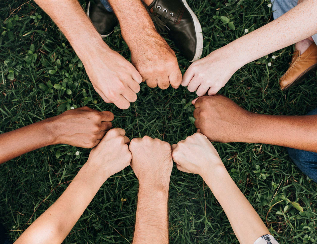 engagement avec les mains en cercle