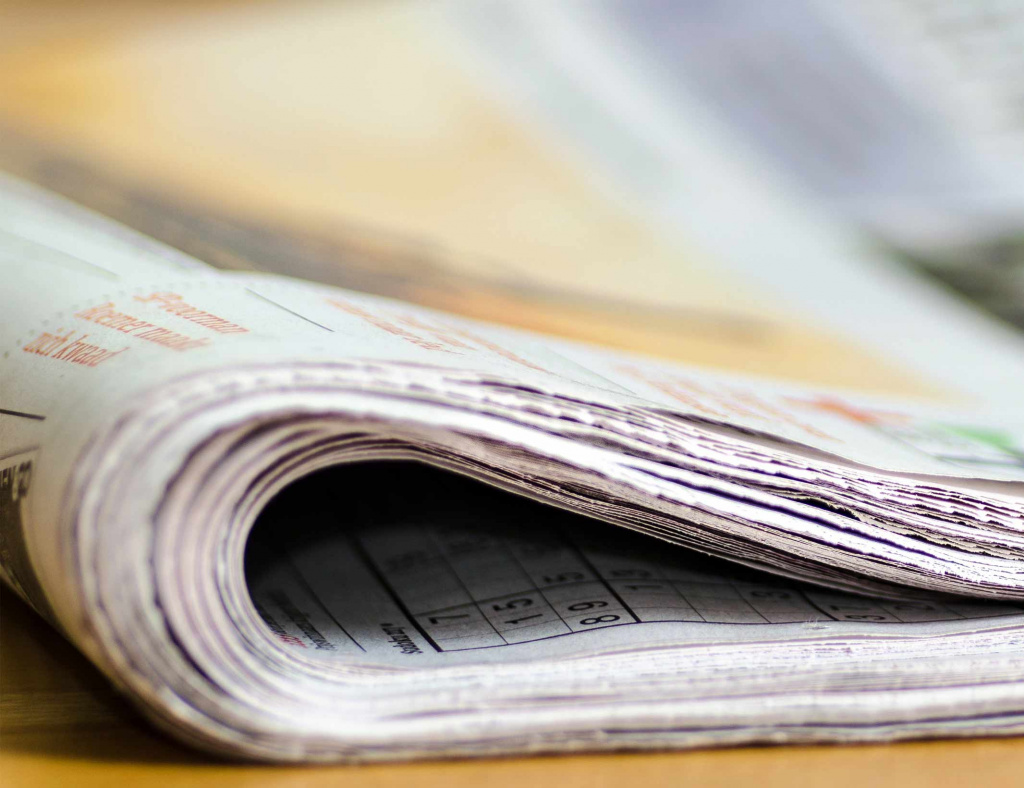 Photo d'un journal plié en deux