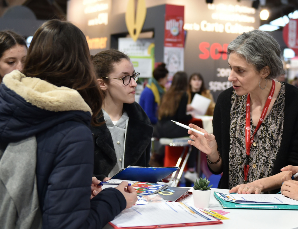 jeunes sur le stand Eriona du salon d'orientation de Poitiers