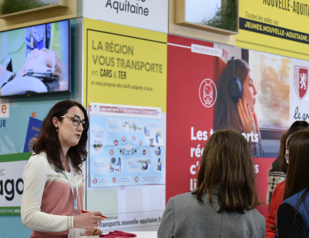 jeunes sur le stand Eriona du salon d'orientation de Poitiers