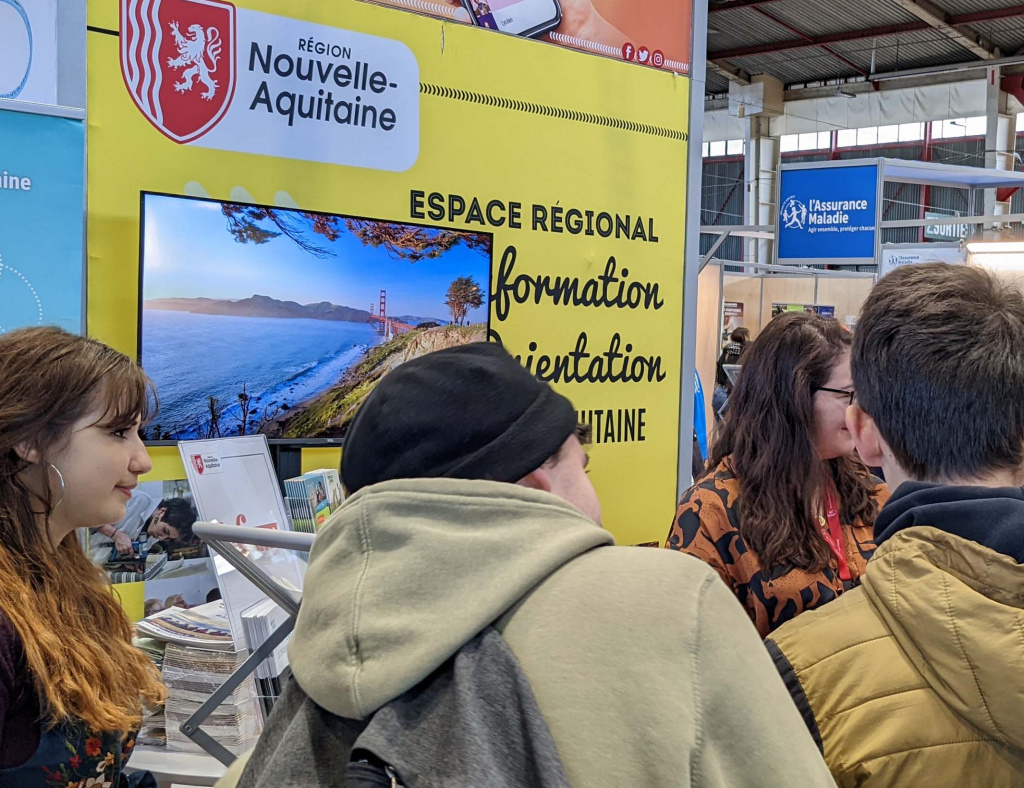 jeunes sur le stand Eriona du salon d'orientation de Limoges