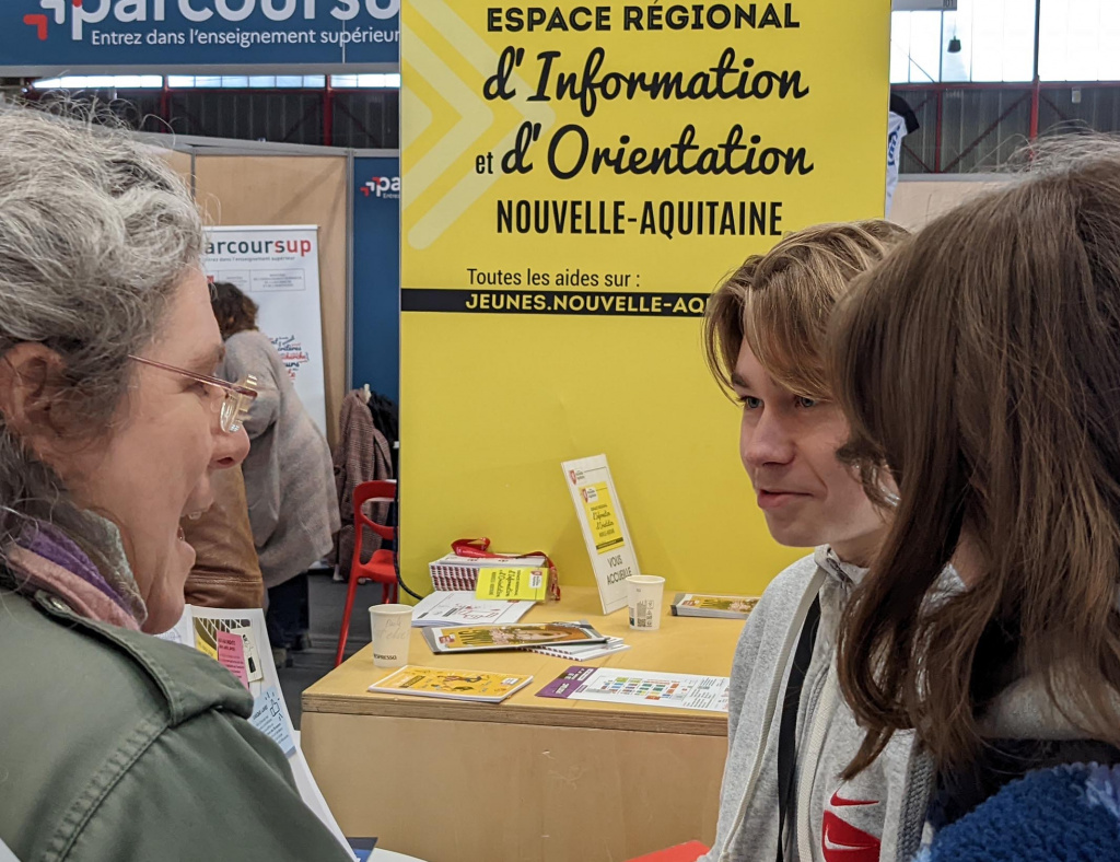 jeunes sur le stand Eriona du salon d'orientation de Limoges