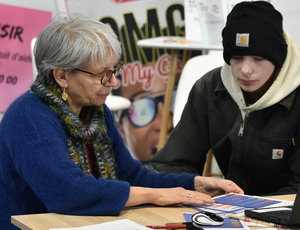 jeunes en discussion avec une conseillère d'orientation
