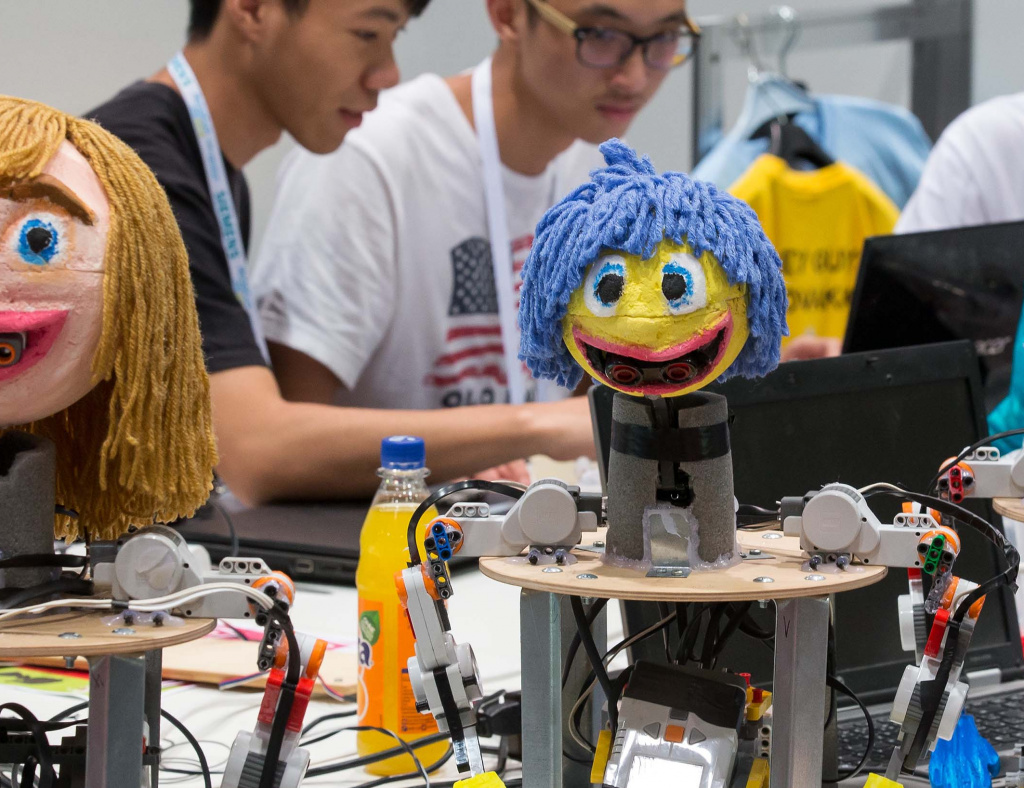 Robocup junior - photo de 3 robots à têtes en pate à papier