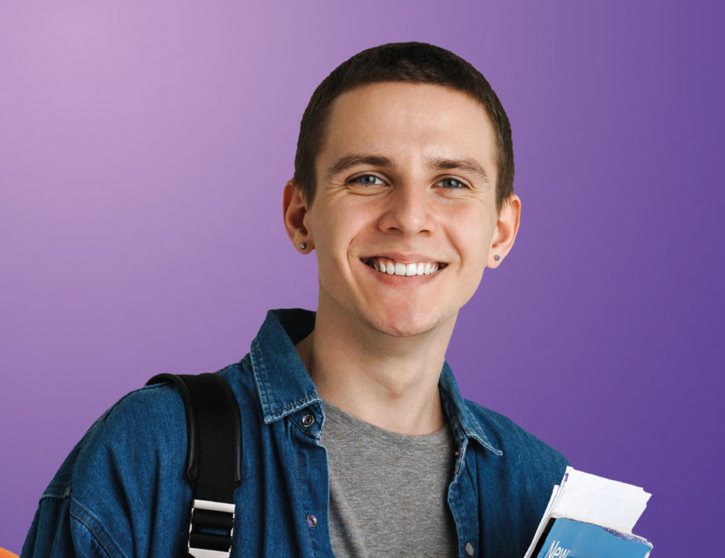 deux jeunes vont au salon