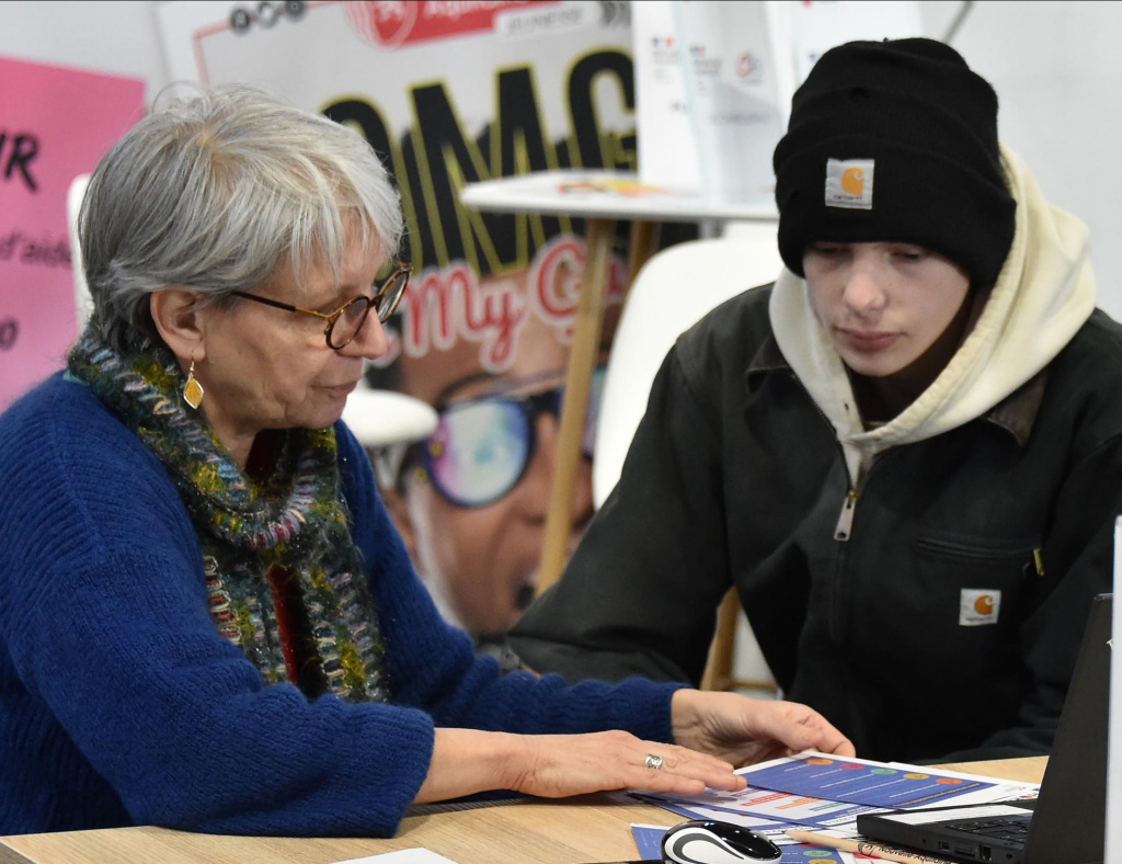 Jeunes dans un salon d'orientation