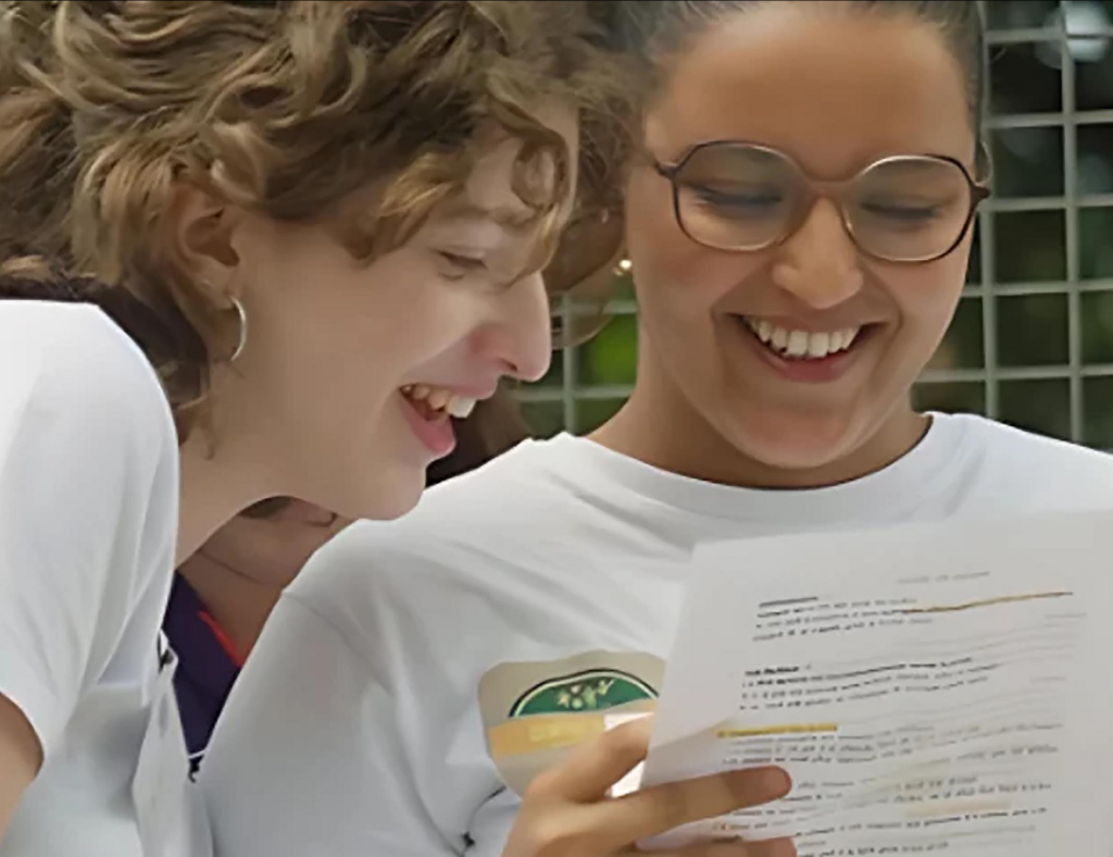 jeunes filles lisant une consigne de jeu