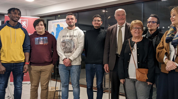 jeunes résidents d'un foyer présentant un projet avec Alain Rousset