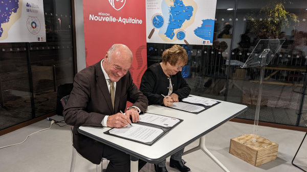 Alain Rousset et Colette Machefert signant une convention