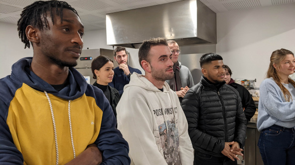 jeunes résidents écoutant un discours