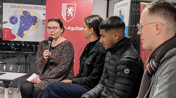 jeunes parlant dans un micro pour présenter un projet