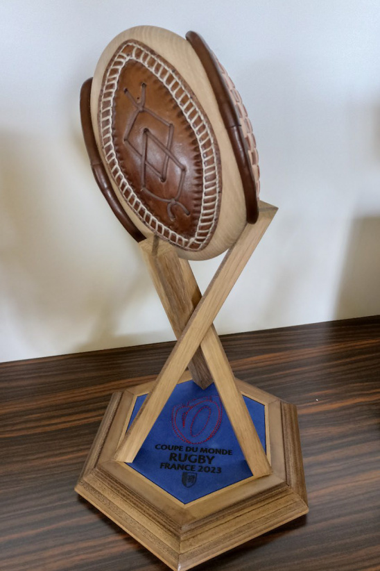 Trophées Rugby - 1er prix - Mêlée de Métiers. cuir et bois