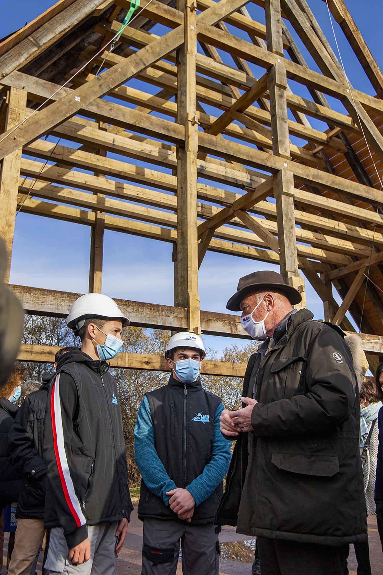 Alain Rousset et des apprentis devant la maquette de Notre-Dame